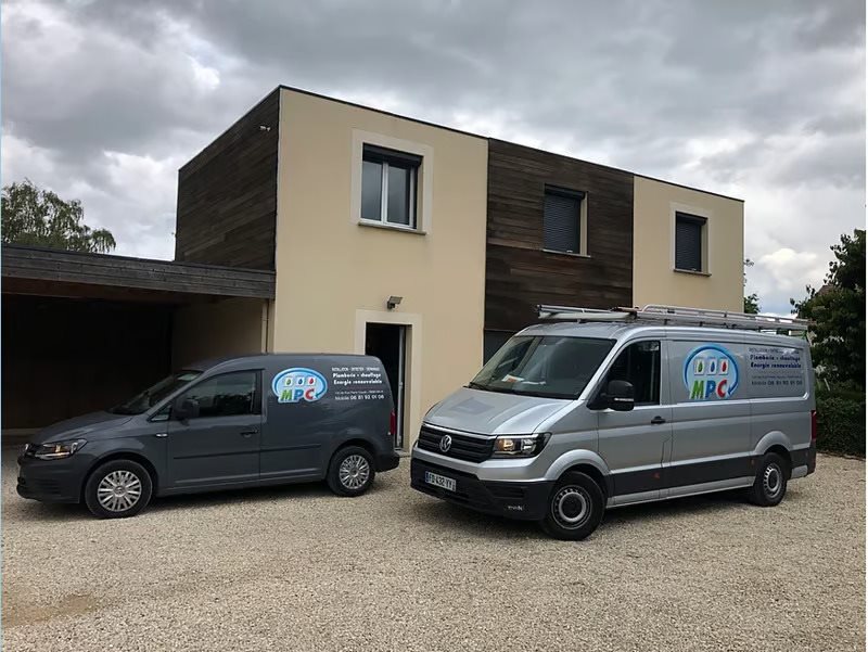 Les deux véhicules d'intervention MPC devant une maison