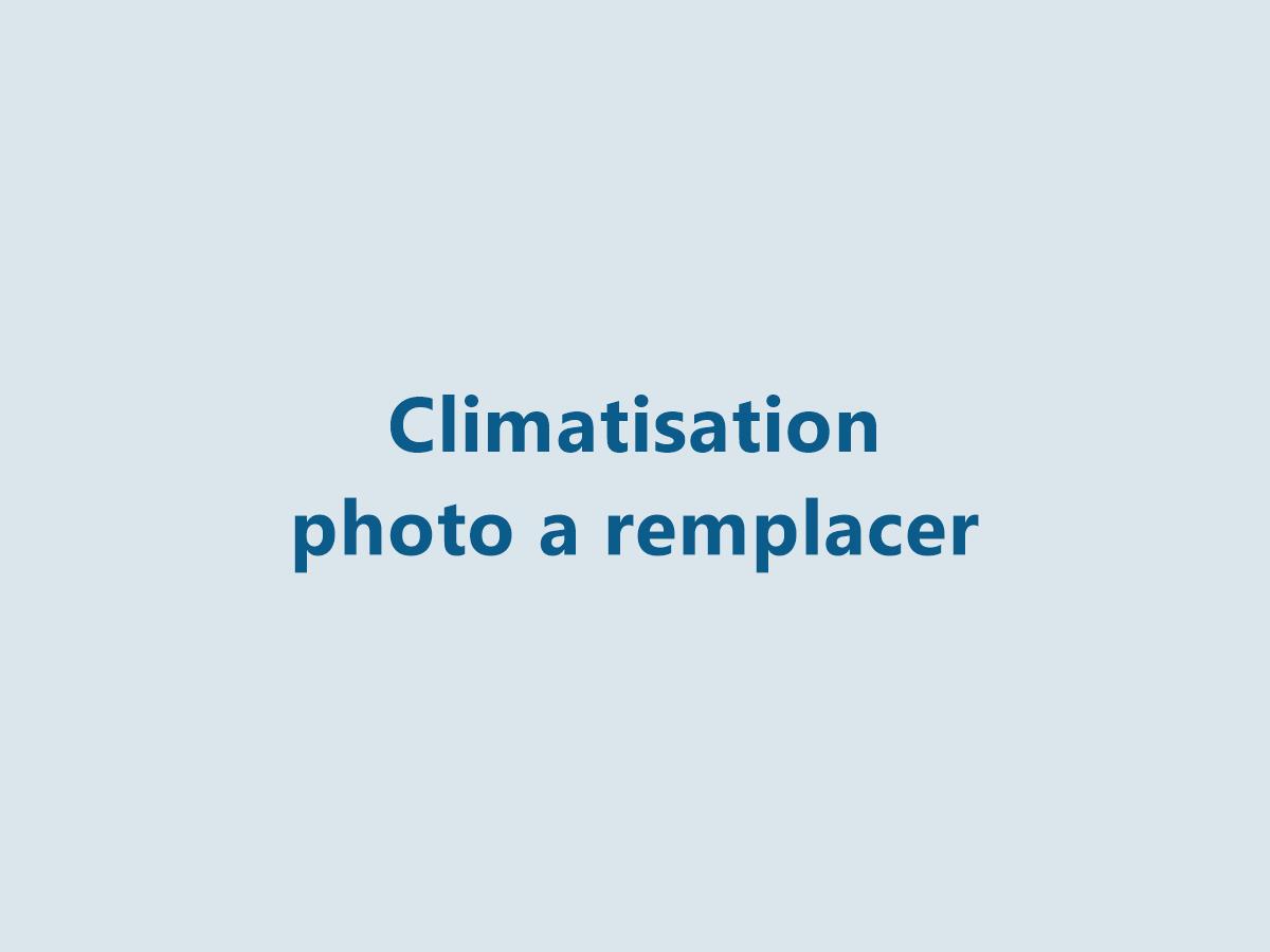 Unité murale de climatisation réversible posée dans un séjour